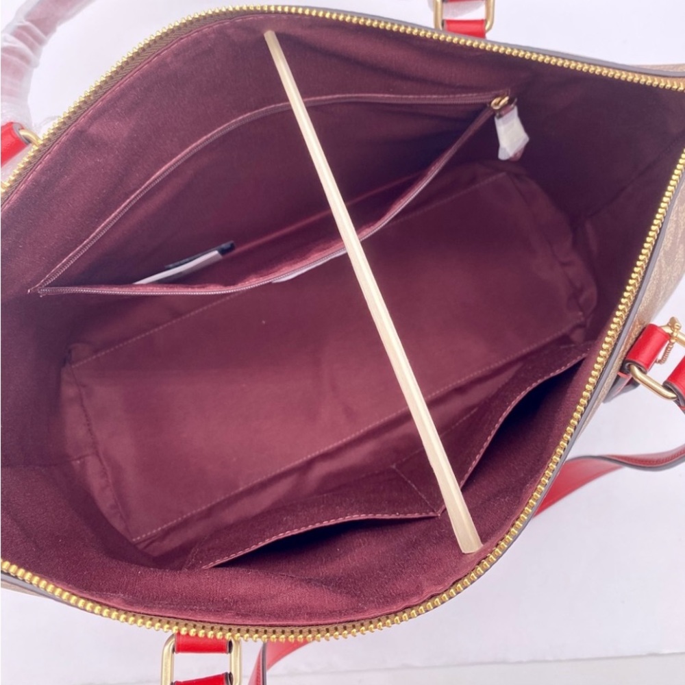 Coach Gallery Tote In
Signature Canvas
$178 $378 - Picture 3 of 14